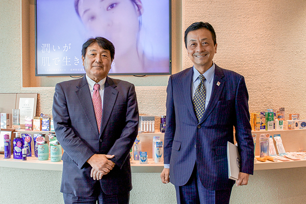 （写真）ロート製薬の製品展示の前で記念写真