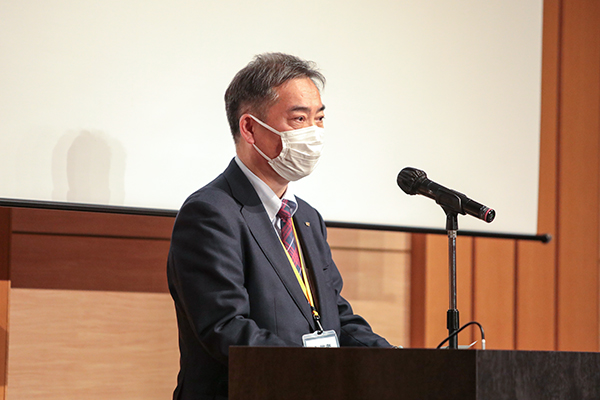 （写真）登壇する三重県雇用経済部　次長　大西氏