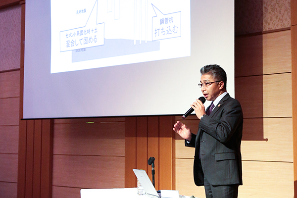 （写真）登壇する尾鍋氏