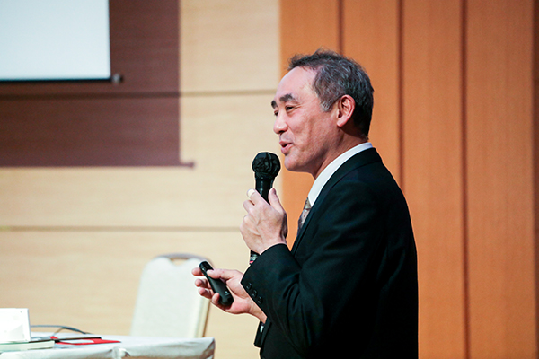 （写真）登壇する宝門氏