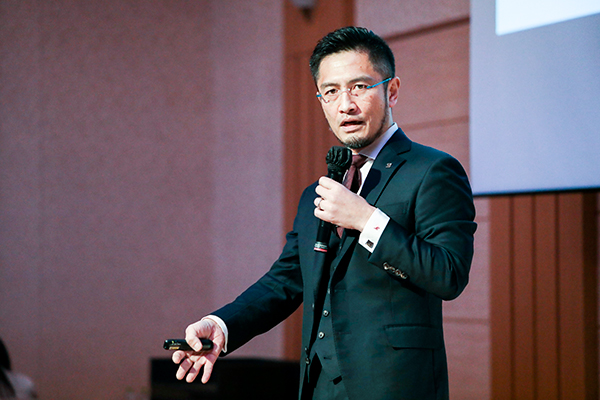 （写真）登壇する森氏