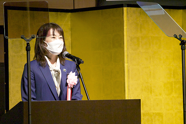 （写真1）選考委員長 山崎直子さんによる講評の様子