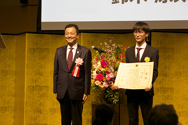 （写真3）特許庁長官賞受賞者表彰の様子（沼津工業高等専門学校　鈴木涼太さん）