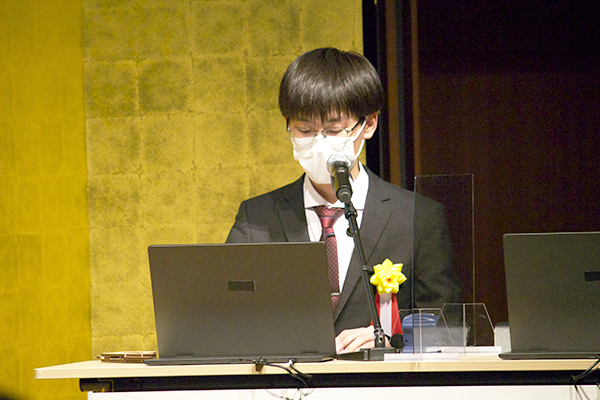 （写真4）鈴木涼太さんによるプレゼンの様子1