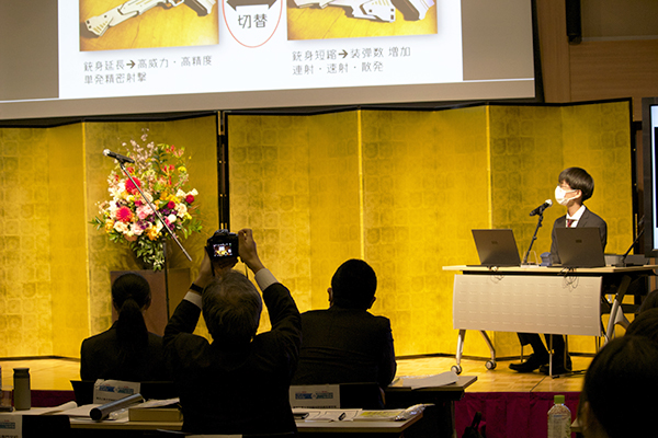 （写真5）鈴木涼太さんによるプレゼンの様子2