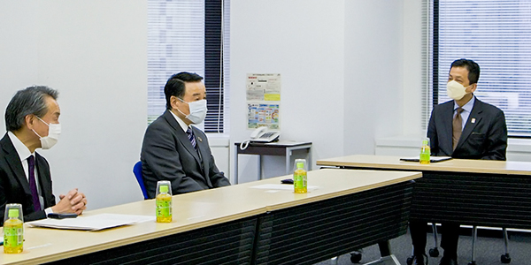 （写真）着席して意見を交換し合う関係者