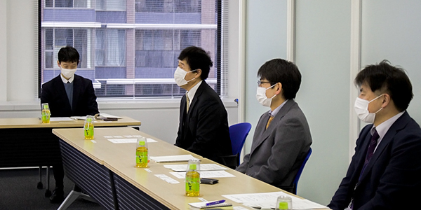 （写真）着席して意見を交換し合う関係者