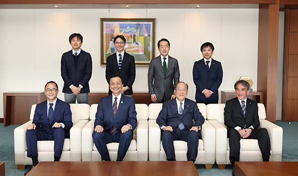 （写真）キヤノン株式会社との意見交換 御手洗会長兼社長CEO（前列中央右）、長澤専務執行役員知的財産法務本部長（前列右）、森特許庁長官（前列中央左）、小見山特許庁総務部長（前列左）