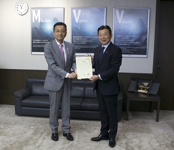 （写真1）特許庁森長官（左）より株式会社きらぼし銀行渡邊取締役頭取（右）へ感謝状の贈呈