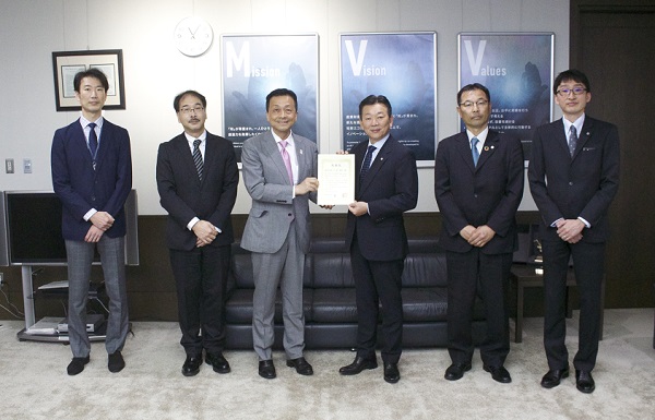 （写真2）株式会社きらぼし銀行渡邊取締役頭取（中央右）、鈴木執行役員連携推進部長（右から2人目）、大矢連携推進部次長（右端）、特許庁森長官（中央左）、石井普及支援課長（左から2人目）、川上企画調査官（左端）