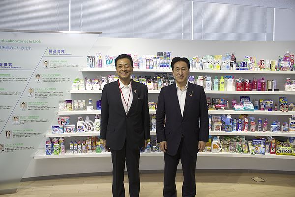 （写真）ライオン株式会社との意見交換　特許庁森長官（左）、ライオン株式会社濱代表取締役会長（右）
