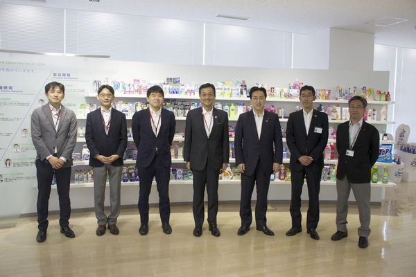 （写真）ライオン株式会社濱代表取締役会長（右から3人目）、西永研究開発本部副本部長(右から2人目)、高岡知的財産部部長（右端）、特許庁森長官（左から4人目）、清水総務部長（左から3人目）、仁科企画調査課長（左から2人目）、植田特許戦略企画調整官（左端）