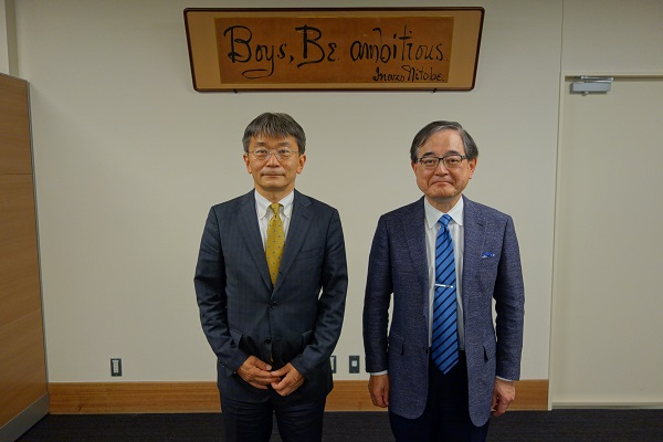 （写真）北海道大学との意見交換　岩崎特許技監・寳金総長