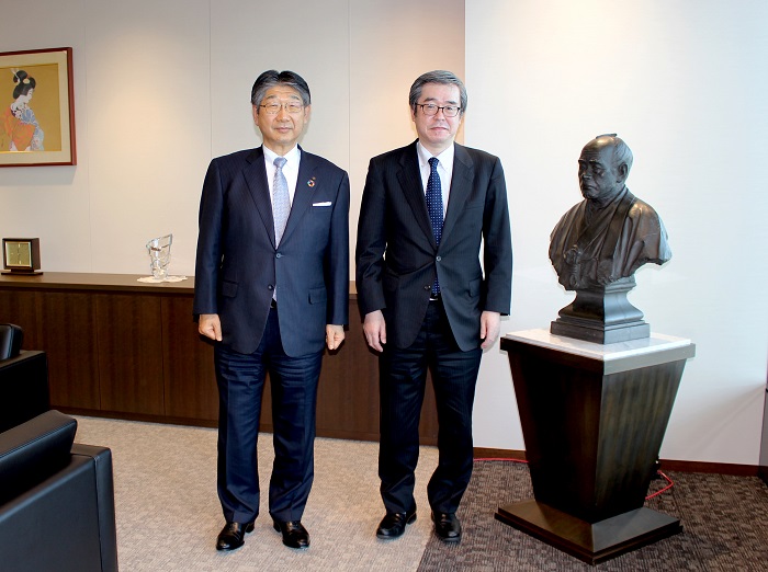 （写真）古河電気工業株式会社小林社長（左）、特許庁濱野長官（右）