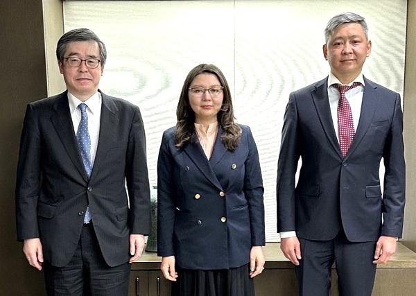 （Photo-1）Meeting with Qazpatent Director Ospanov (first from right), Deputy Director Zhumabekova (second from right), and Commissioner Hamano (third from right)