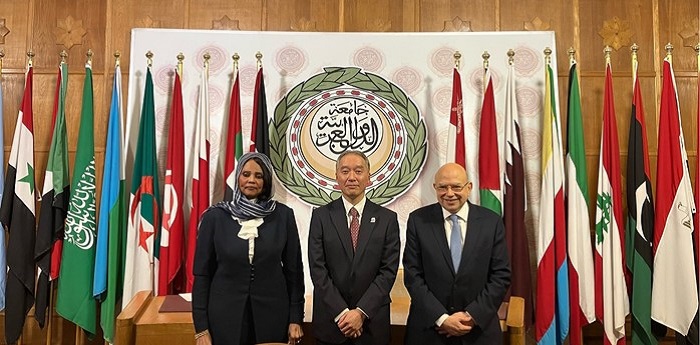 （写真2）（左から）Maha Bakheet Zakiアラブ連盟法務部長、桂特許技監、Walid Abdelnasser WIPOアラブ部長