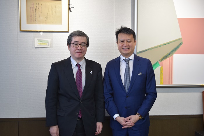 （写真3）特許庁での会談（左から、濱野特許庁長官、タンWIPO事務局長）