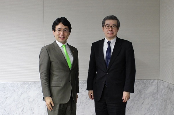 （画像）株式会社ユーグレナとの意見交換、株式会社ユーグレナ出雲社長（左）特許庁濱野長官（右）