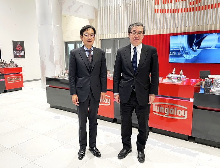 （写真）株式会社タンガロイ木下社長（左）、特許庁濱野長官（右）