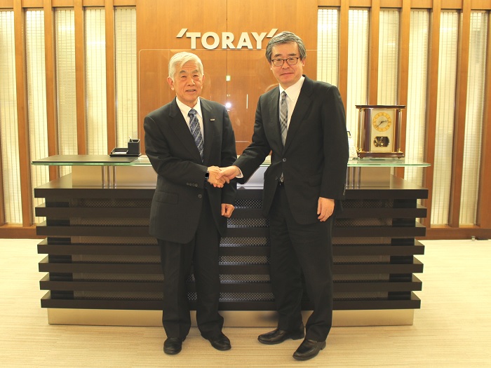 （写真）東レ株式会社との意見交換
東レ株式会社日覺社長（左）、特許庁濱野長官（右）