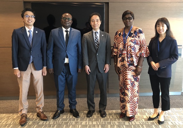 (Photo-2)Bilateral Meeting Participants (with OAPI) Mr. PANOUALA, Deputy Director General, OAPI (second from left) Mr. YASUDA, Director-General of the Trial and Appeal Department (center)