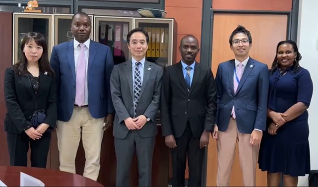 (Photo-3)Bilateral Meeting Participants (with RDB)
Mr. KAYIBANDA, Registrar General, RDB  (third from right)  Mr. YASUDA, Director-General of the Trial and Appeal Department (third from left)