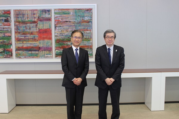 （写真）ソニーグループ株式会社との意見交換 - ソニーグループ株式会社吉田会長（左）、特許庁濱野長官（右）