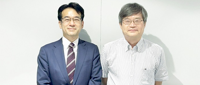 （写真）特許庁野仲審査第一部長（左）、名古屋大学天野教授（右）