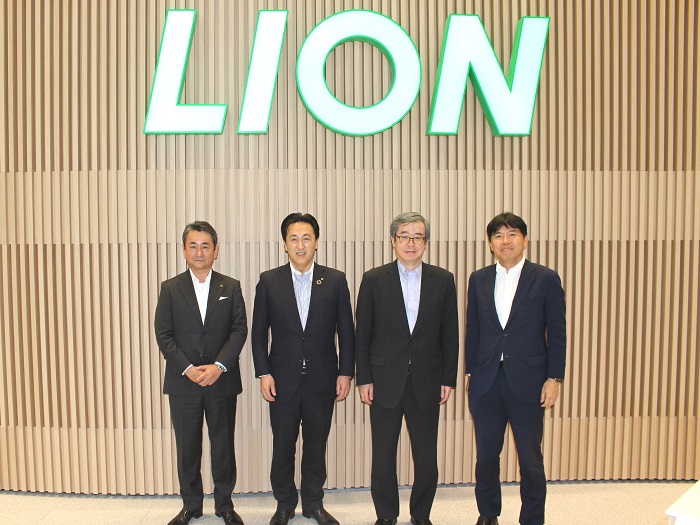 （写真）ライオン株式会社濱相談役（左から２人目）、乘竹取締役（左端）、特許庁濱野長官（右から２人目）、清水総務部長（右端）