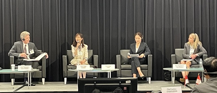 （画像1）田村首席審判長（左から2番目）の登壇の様子