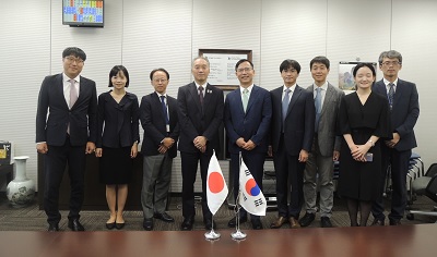 （写真）JPO桂特許技監（左から4番目）への表敬 