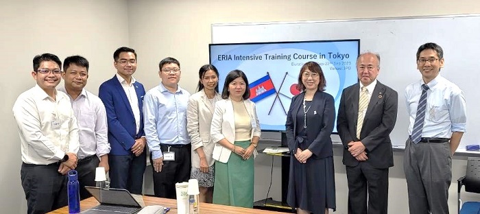 （写真）開会式の様子　※右から3人目が吉野国際協力課長