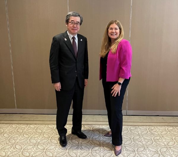 （画像1）濱野長官（左）、ヴィダル長官（右）