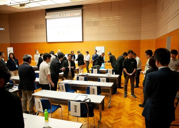 （画像9）現地参加者限定で名刺交換会の様子
