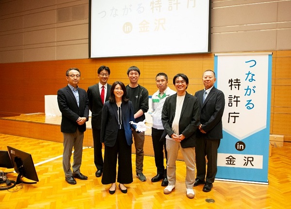 （画像10）登壇者の皆様で記念撮影の様子
