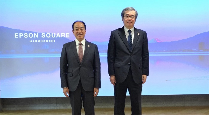 （写真）セイコーエプソン株式会社との意見交換 - セイコーエプソン株式会社小川代表取締役社長（左）、特許庁濱野長官（右）