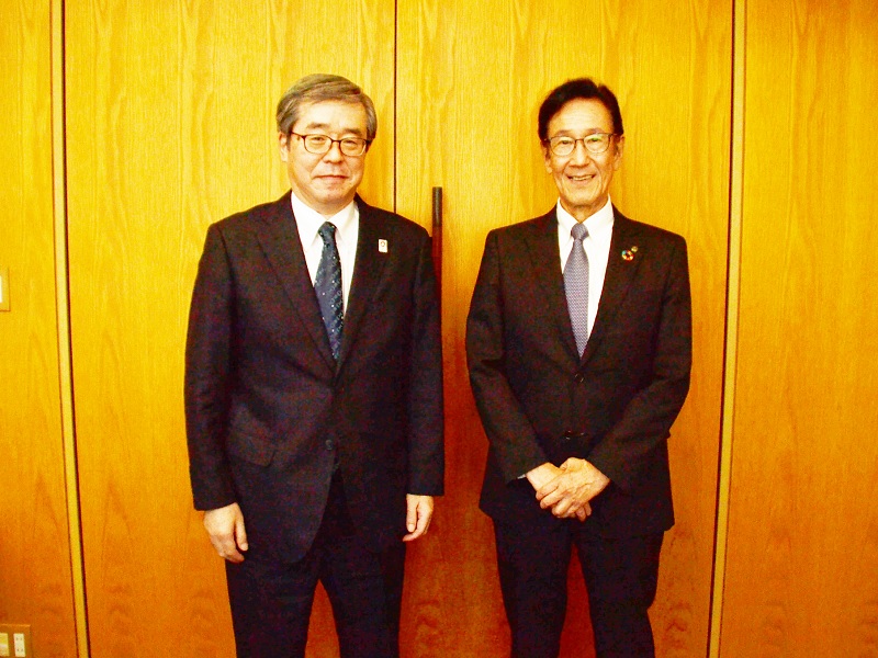 （画像）カシオ計算機株式会社との意見交換 カシオ計算機株式会社増田代表取締役社長（右）、特許庁濱野長官（左）