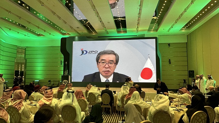 （画像1）オープニングでの濱野長官ビデオメッセージの様子
