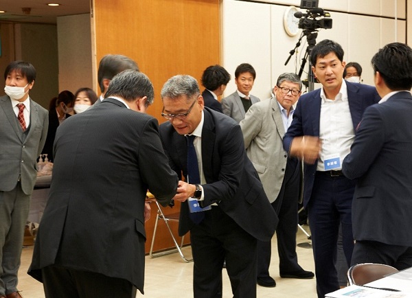 （写真8）現地参加者限定で名刺交換会