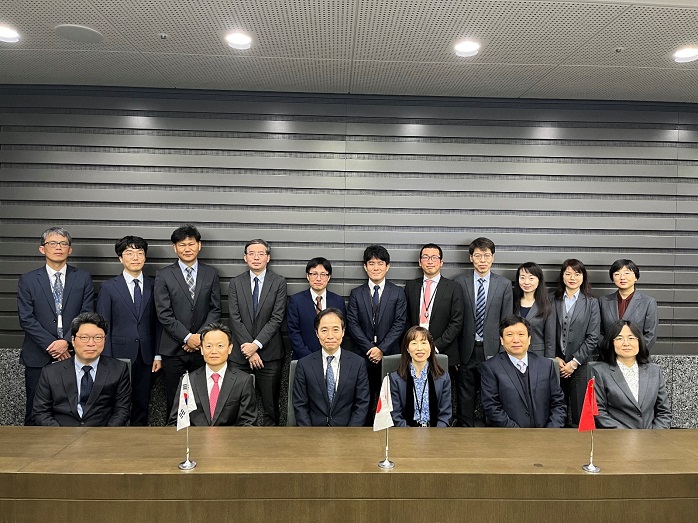 (Photo-2)Participants at the 10th JPO-CNIPA-KIPO Joint Experts Group for Trial and Appeal (JEGTA).Front row, second from left: KIM Heetae, Chief Presiding Administrative Judge (Director-General) of the KIPO, front row, third from left: YASUDA Futoshi, Director-General of the TAD, JPO, front row, forth from left: TAMURA Kiyoko, Executive Chief Administrative Judge of the TAD, JPO, front row, fifth from left: LIU Ming, Deputy Director-General, Reexamination and Invalidation Department of the Patent Office, CNIPA