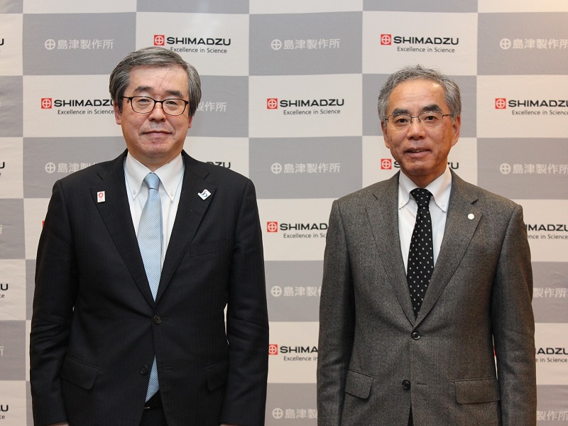 （画像）株式会社島津製作所との意見交換株式会社島津製作所山本代表取締役社長（右）、特許庁濱野長官（左）（株式会社島津製作所様写真ご提供）