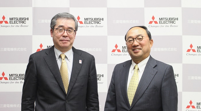 （画像）三菱電機株式会社との意見交換　三菱電機株式会社漆間代表執行役社長（右）、特許庁濱野長官（左）