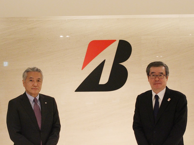 株式会社ブリヂストンとの意見交換株式会社ブリヂストン石橋取締役代表執行役Global CEO（左）、特許庁濱野長官（右）