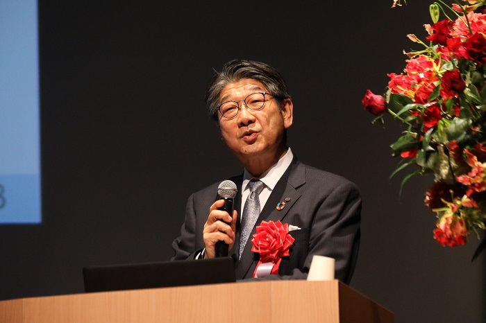 （写真1）基調講演1　古河電気工業株式会社小林敬一取締役会長