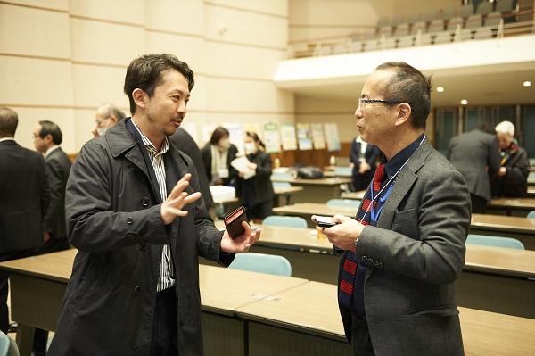（写真10）現地参加者限定で名刺交換会