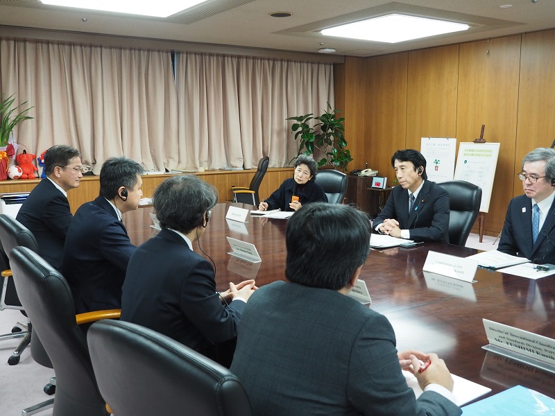 Photo - Second from left in front: Director General Tang First from right in the back: JPO Commissioner Hamano Second from right in the back: Minister Saito