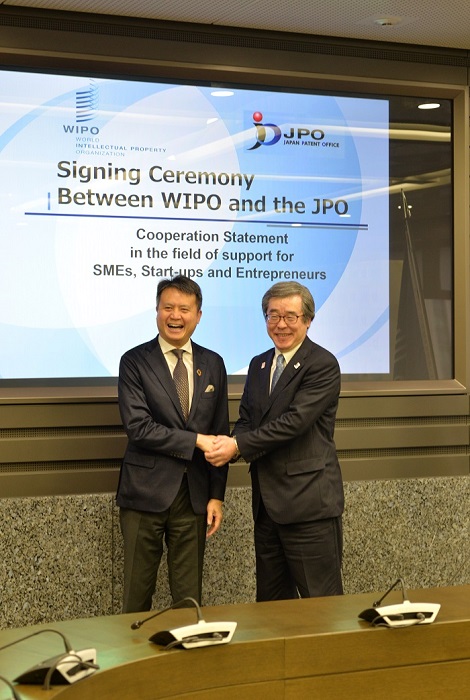 Photo - (From left, Director General Tang and Commissioner Hamano)