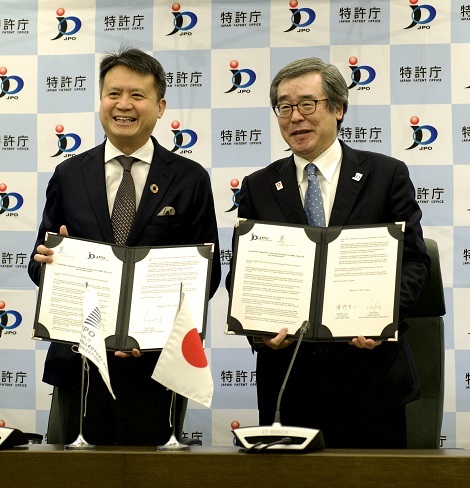 Photo - (From left, Director General Tang and Commissioner Hamano)