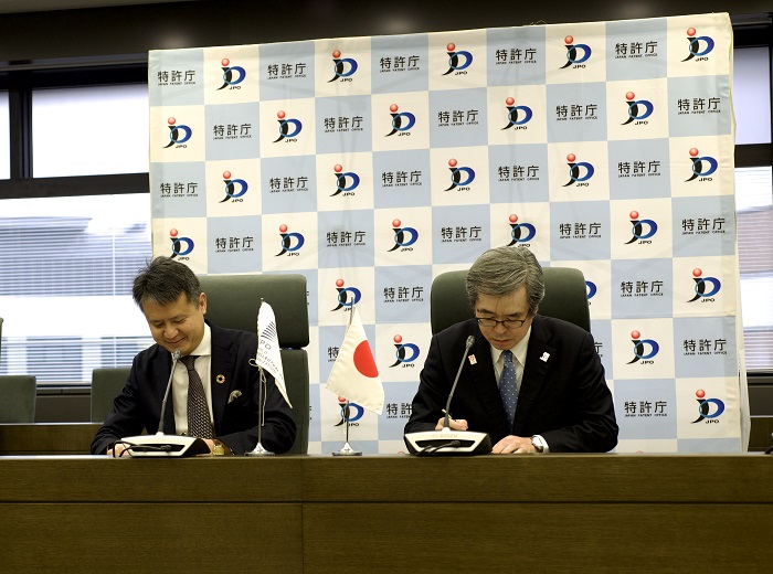 Photo - (From left, Director General Tang and Commissioner Hamano)