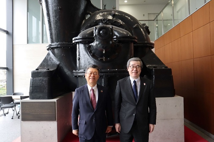 （画像）株式会社荏原製作所との意見交換　株式会社荏原製作所浅見取締役代表執行役社長CEO&COO（左）、特許庁濱野長官（右）　（株式会社荏原製作所様写真ご提供）